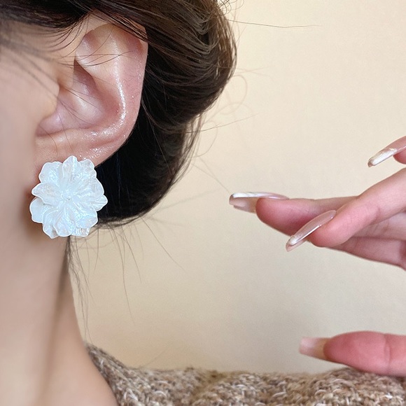 Cream Camellia Earrings in Resin - Picture 8 of 8